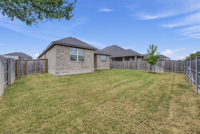 Building Photo - 209 Swinging H Ln