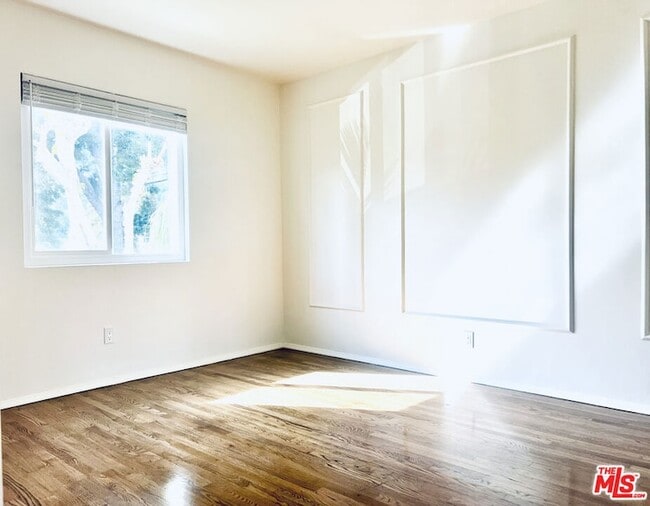 Building Photo - 1860 Alexandria Ave