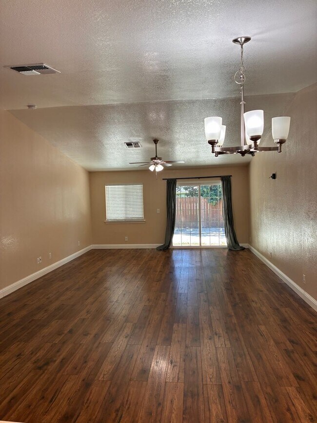 Building Photo - 3 Bedroom 2 Bath