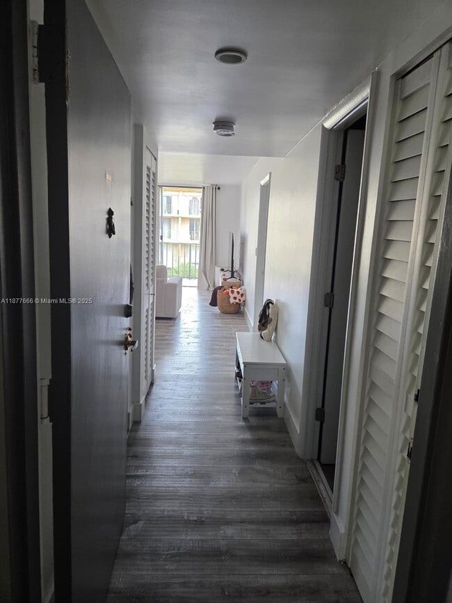 Building Photo - 9320 Fontainebleau Blvd