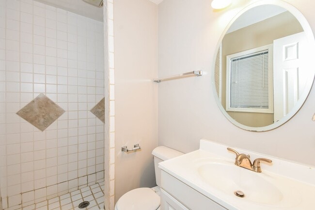 Building Photo - Gorgeous 3BR Home with Covered Parking in Prime Kennesaw Location