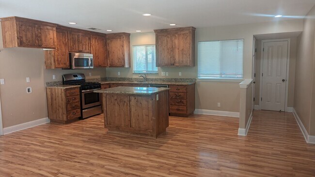 Building Photo - Spacious 3 Bedroom 2 Bath