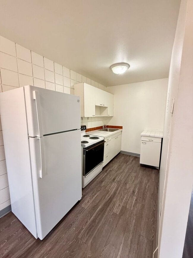 Building Photo - Hot Deal! 1-Bedroom Apartment Across from City Park – First Month Free or $100 Off