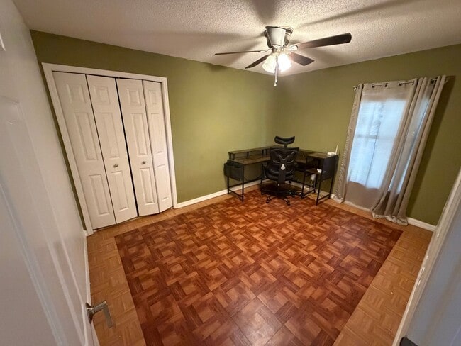 Building Photo - 2498 River Ridge Dr