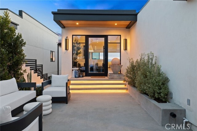 Building Photo - 807 N Paulina Ave