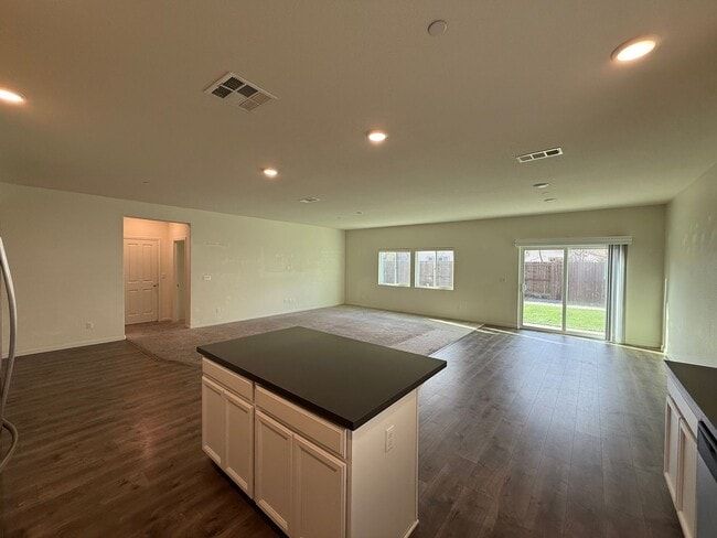 Building Photo - 4-bedroom single story in Manteca!