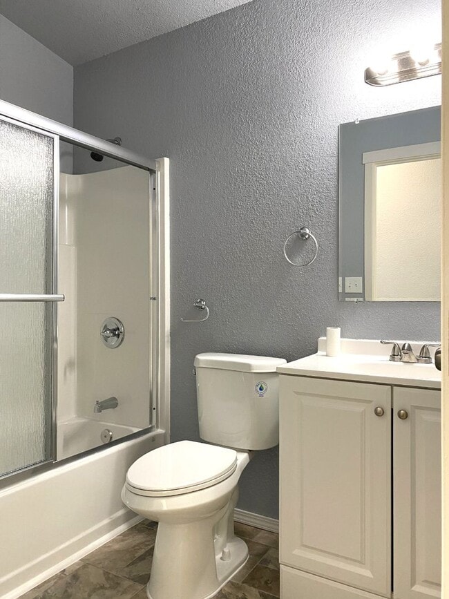 Building Photo - Freshly Updated in Dallesport