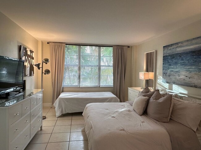 Building Photo - 5161 Collins Ave