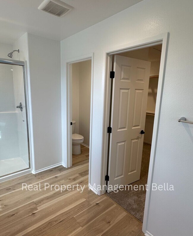 Building Photo - Modern Luxury Awaits: Discover Your Dream Home!