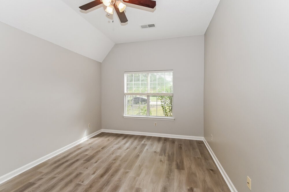 Building Photo - 8445 Clubview Dr