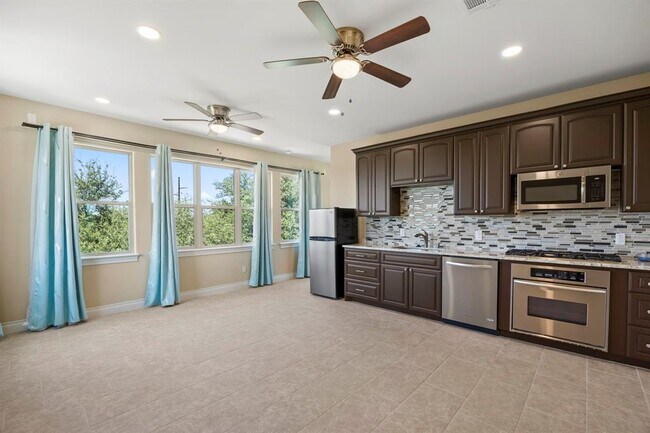 Building Photo - 2624 University Club Dr