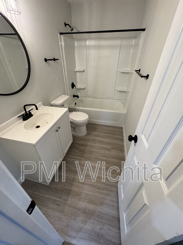 Building Photo - 422 W Mahoney Dr