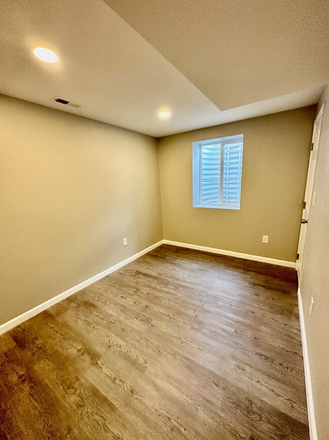 Building Photo - Charming 2-Bedroom Basement Unit with Private Yard – Flat-Rate Utilities!