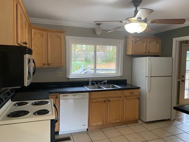Building Photo - 3 Bedroom Home in Hixson