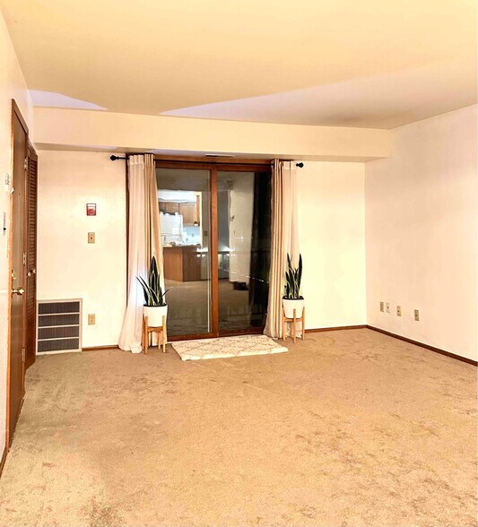 Building Photo - N82W13514 Fond du Lac Ave