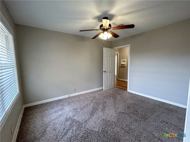 Building Photo - 4902 Dahlia Ln