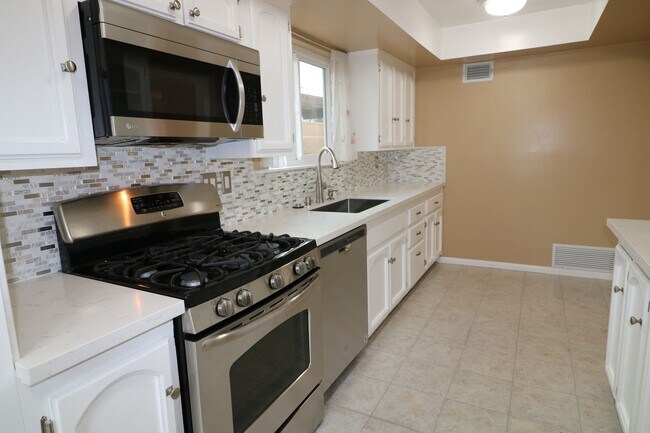 Building Photo - Charming home in West Hills adjacent neighborhood!