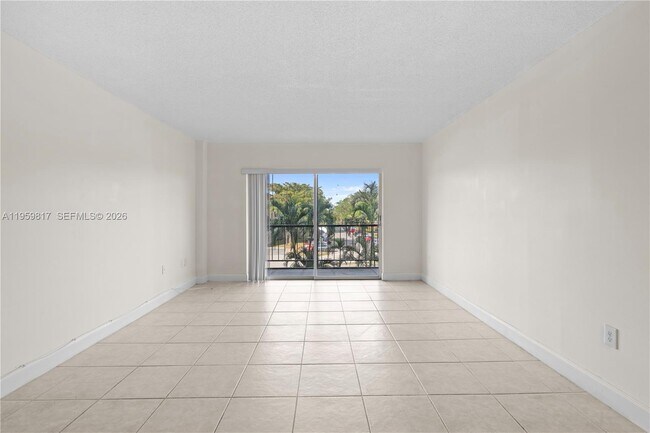 Building Photo - 4164 Inverrary Dr