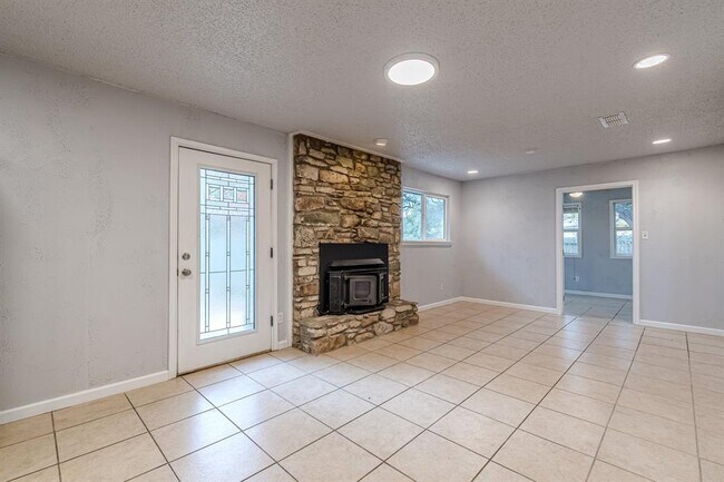 Building Photo - 8 Spalding Cir
