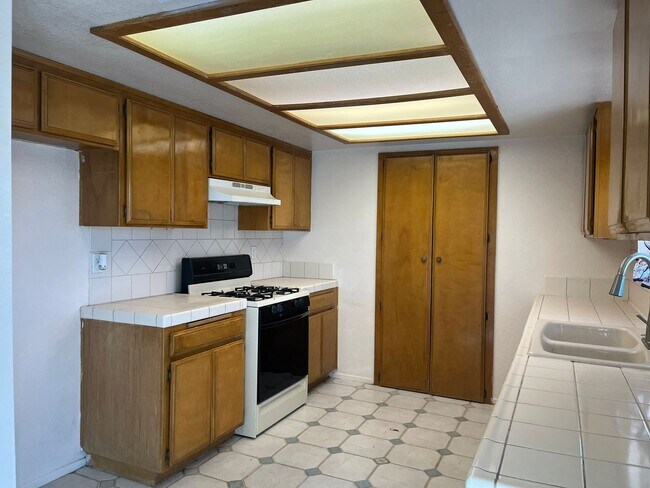 Building Photo - 3 bedroom 2 bathroom Home in the City of Victorville!