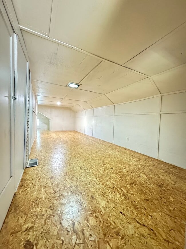 Building Photo - 2 Story home close to downtown