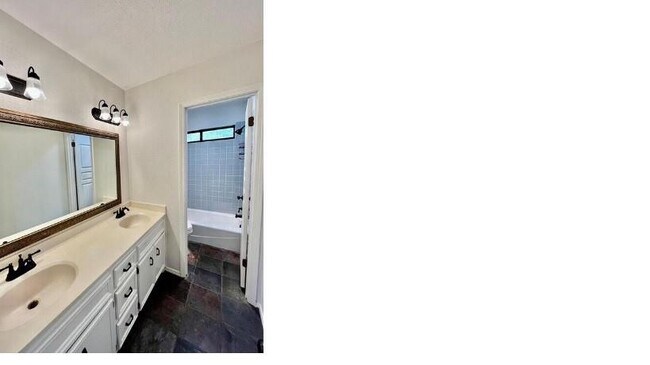 Building Photo - 1045 Hidden Hills Dr