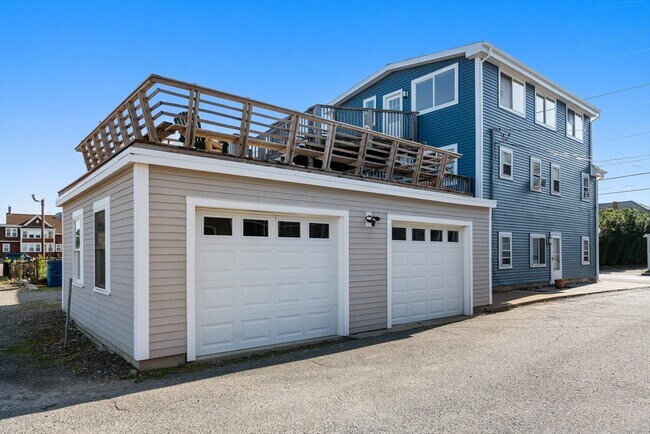 Building Photo - 585 Shirley St