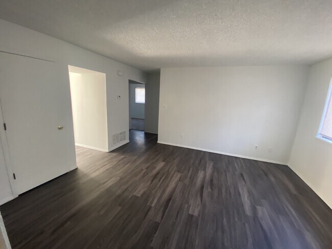 Building Photo - Cozy Condo Available NOW!