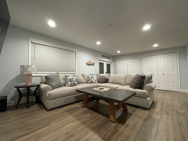 Building Photo - 2204 Outer Dr