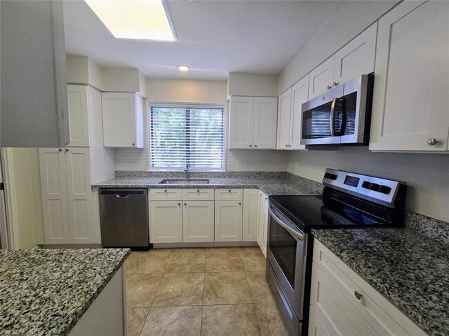 Building Photo - 3000 Maywood Cir