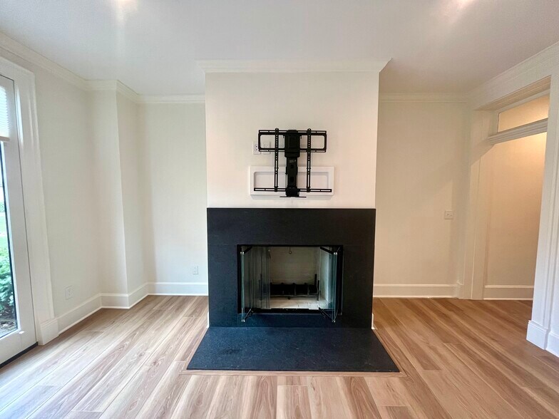 Building Photo - 670 Mohawk St