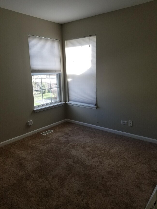 Building Photo - 301 Robin Glen Ln
