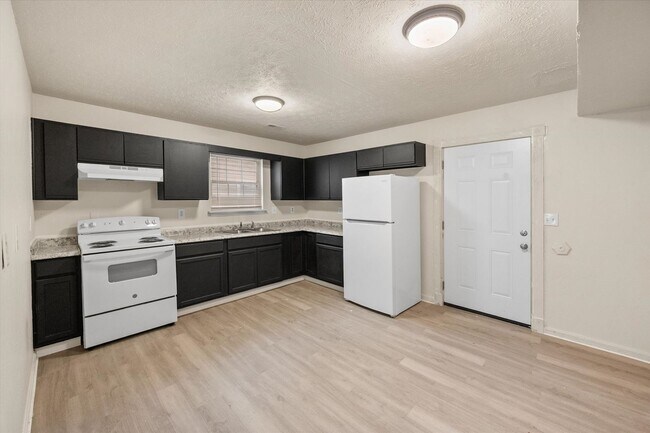 Building Photo - Three Bedroom House With Brand New Carpet