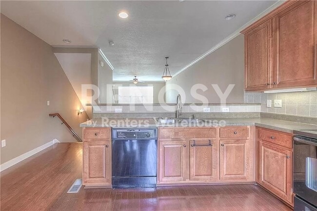 Building Photo - 3 Bedroom / 3.5 Bath Townhouse Near KU MED -  Available in August