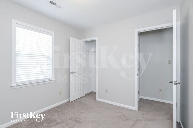 Building Photo - 8947 Chesham Dr