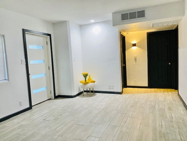 Building Photo - Modern Centrally Located 3 bed, 2 bath w/Large back yard