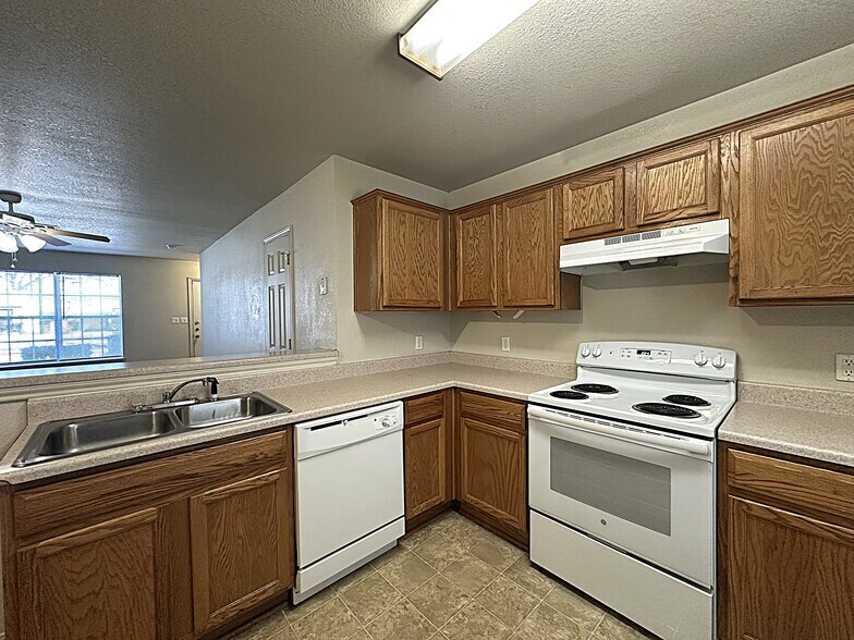 Building Photo - 402 Veterans Ave