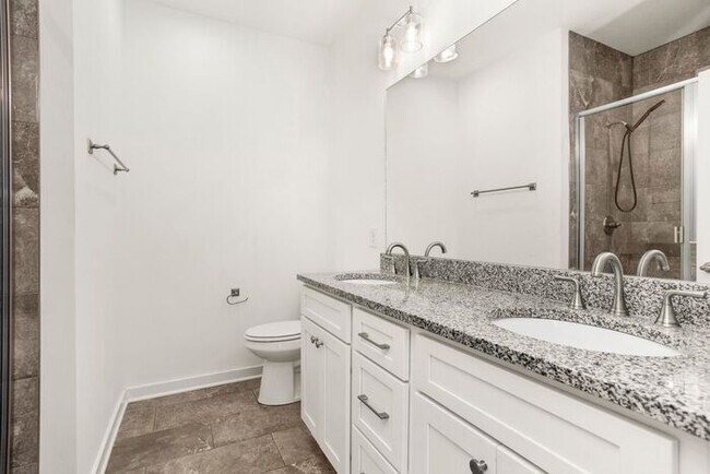 Building Photo - 3 Bed/3 Full Baths! Newer Townhome