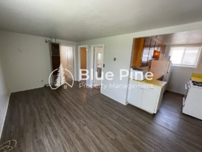 Building Photo - 550 W 21st St