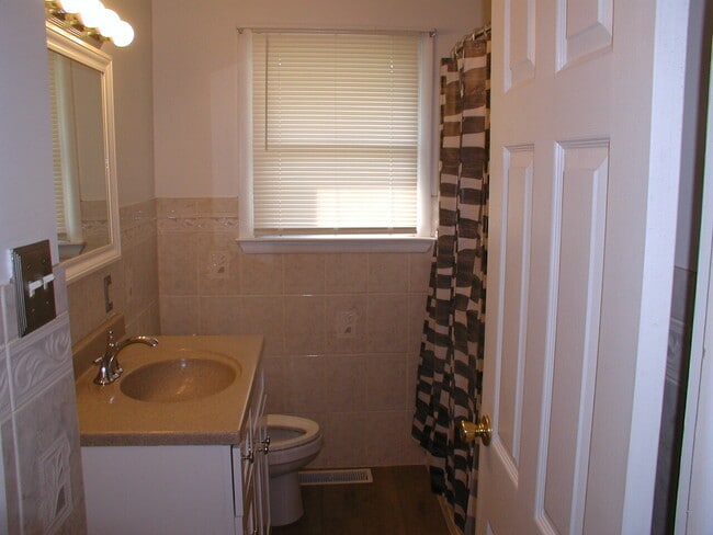 Building Photo - Gorgeous 3 bedroom 2 bath rancher!