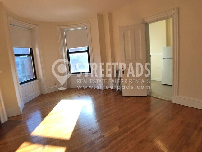 Building Photo - bedroom in Boston MA 02115