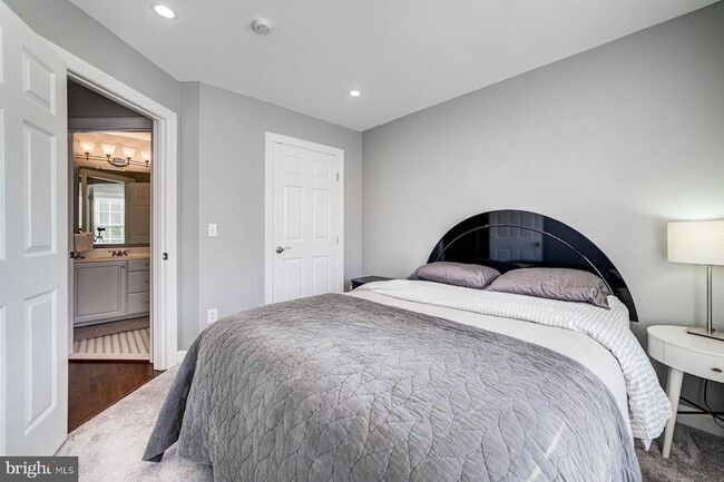 Building Photo - 947 Harrison Cir