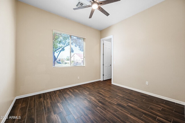 Building Photo - 2407 E Iris Dr