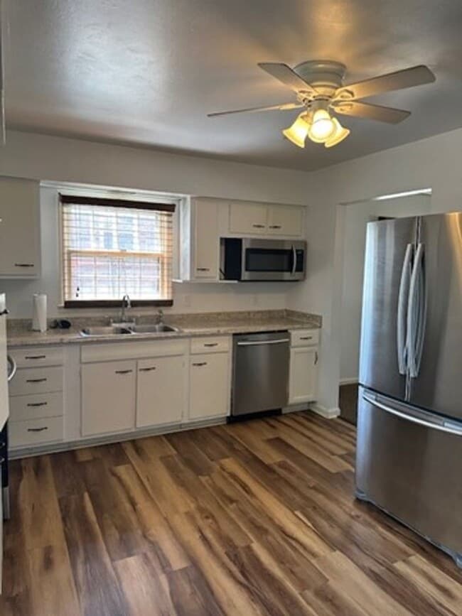 Building Photo - Attractive 3 BR House in Beaumont! Finishe...