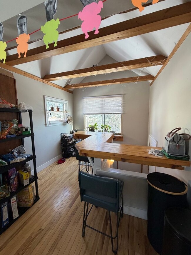 Building Photo - AVAILABLE JUNE 1ST 2026 - Beautiful 3 bed/2 bath House