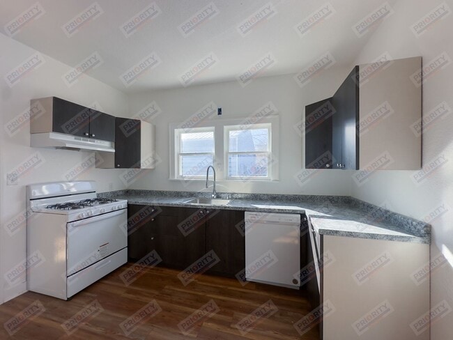 Building Photo - Adorable Single Family Home