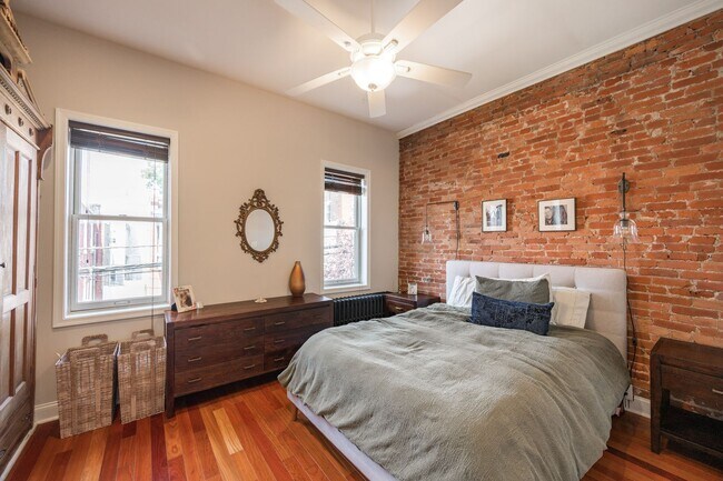 Building Photo - Two Bed Graduate Hospital Townhome
