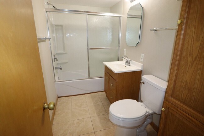 Building Photo - Refurbished 4-Bedroom Home