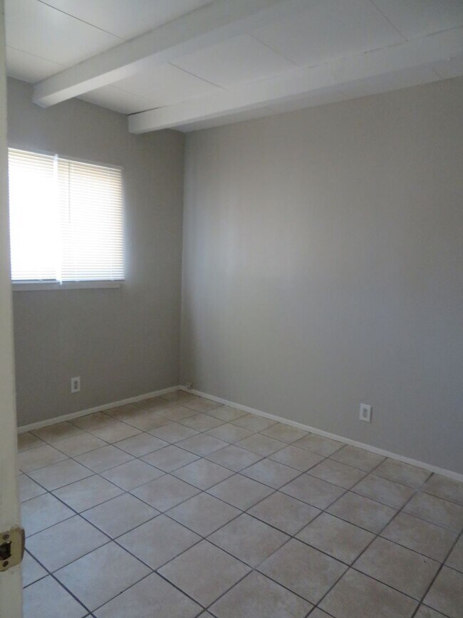 Building Photo - CLEAN 4 BEDROOM, ONE BATH HOME FOR RENT