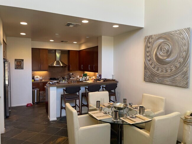 Building Photo - 409 N Avenida Caballeros